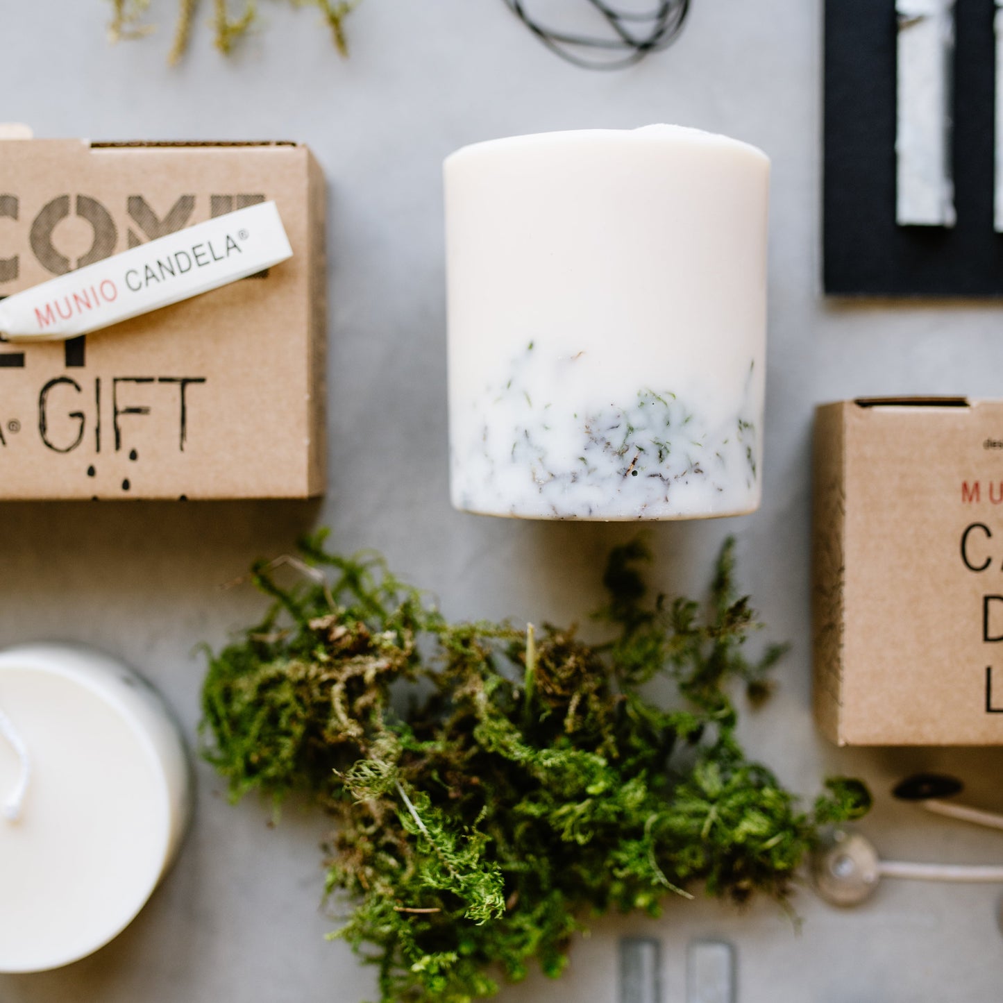 Moss pillar candle
